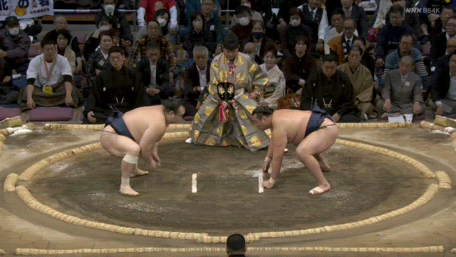 Takarafuji (left) defeats Kitanowaka (right).