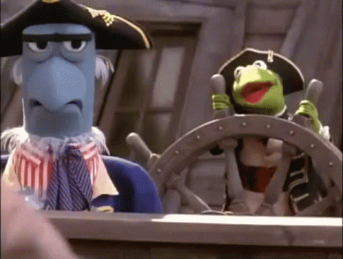 Gif dai Muppet con Sam l'aquila (marionetta azzurrogrigia) agghindato da ammiraglio della marina, con un cappello nero e una divisa blu con camicia rossa e bianca. Si volta verso destra e poi esce di scena a sinistra. Dietro di lui, a bordo della nave, c'è Kermit la rana (verde) vestito da nostromo mentre impugna il timone e sghignazza.