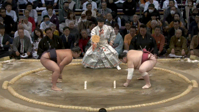 Grand Sumo: Atamifuji (red) defeats Shonannoumi (black).