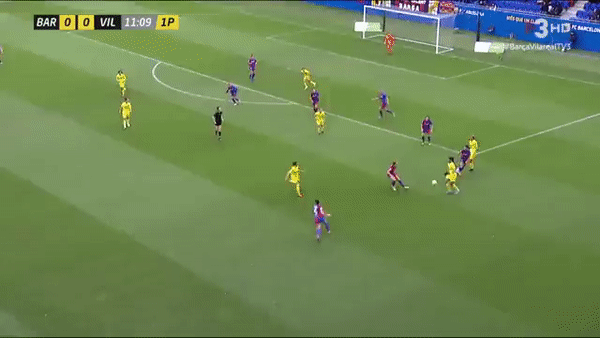 A GIF of Salma Paralluelo's amazing curled goal against Villarreal for Barcelona