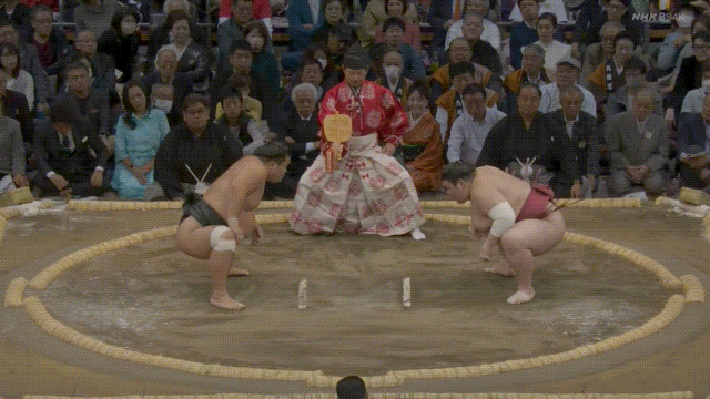 Grand Sumo: Atamifuji (red) defeats Myogiryu (black).