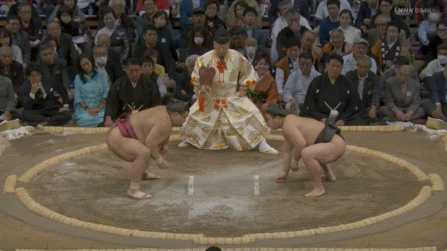 Grand sumo: Takayasu (red) defeats Wakamotoharu (black).