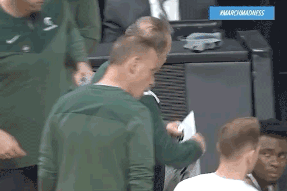 Tom Izzo snaps clipboard in heated March Madness 2023 moment
