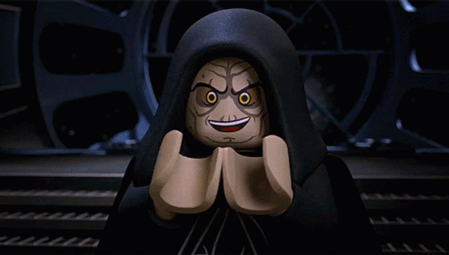 Gif da Lego Star Wars con mezzobusto dell'imperatore Palpatine in versione Lego, con cappuccio e mantello neri, mentre ci guarda sogghignando e avvicina le mani l'una all'atra.
