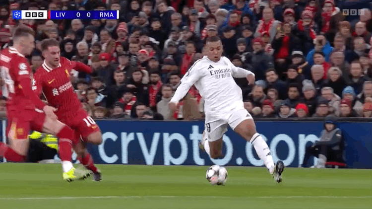 An image of that Bradley tackle. : r/LiverpoolFC