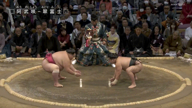 Grand Sumo: Midorifuji (green) defeats Onosho (red).