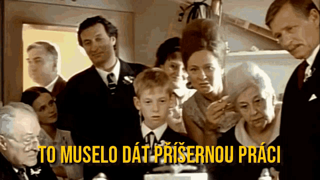 Scéna z filmu Pelíšky, kde maminka hodnotí model památníku českým letcům z druhé světové války hláškou: To muselo dát příšernou práci … přitom je to taková blbost.