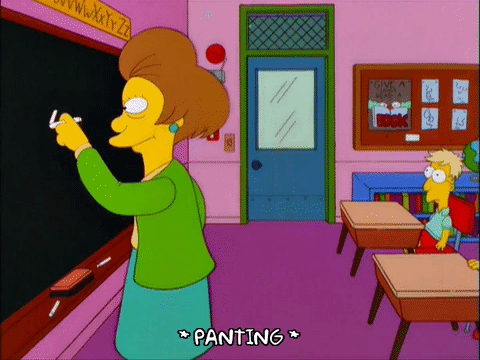 Gif tratta dai Simpson con la signorina Capracall che scrive alla lavagna, mentre Bart entra trafelato e con la maglietta strappata in classe.
