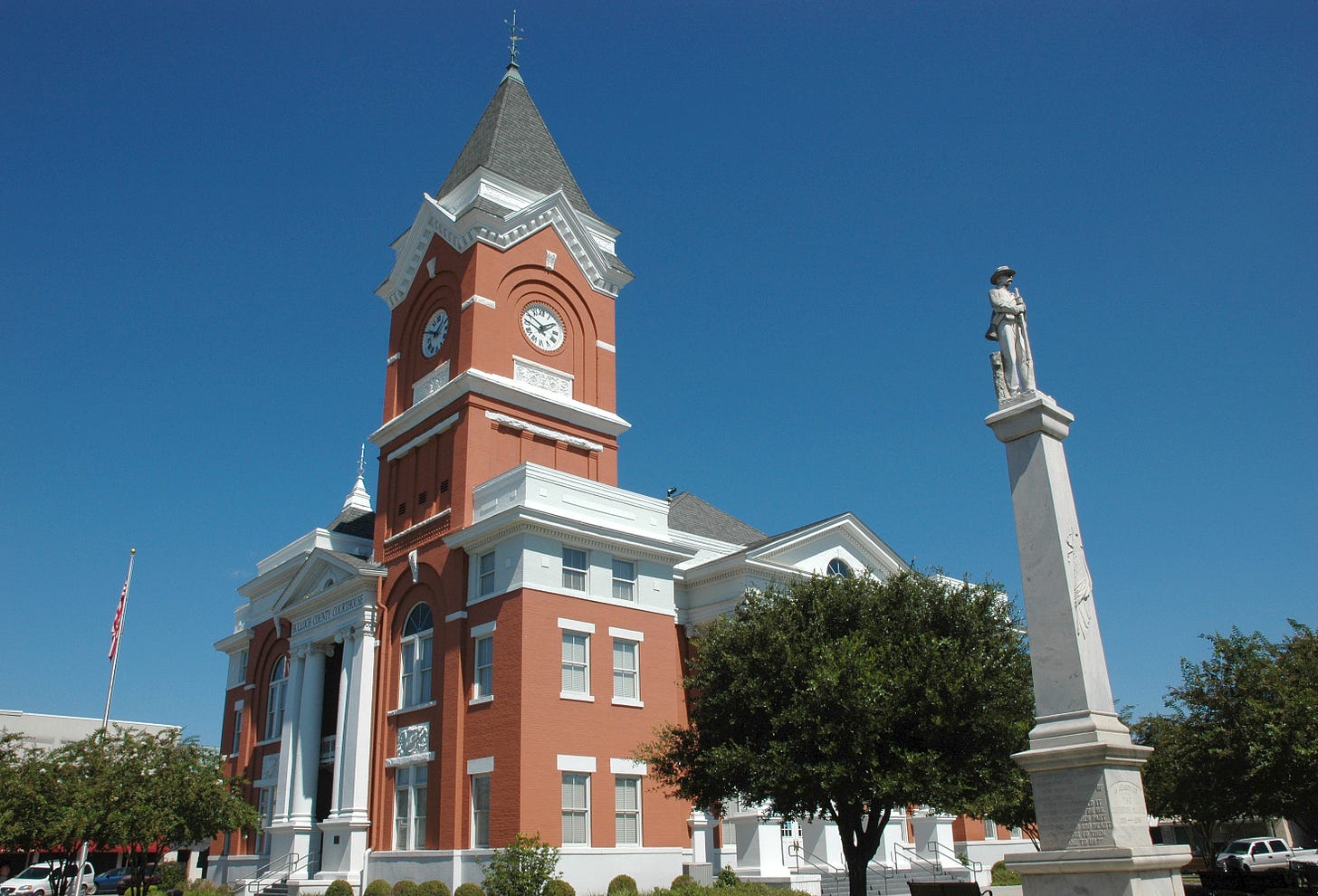 Bulloch County Courthouse and Confederate statue