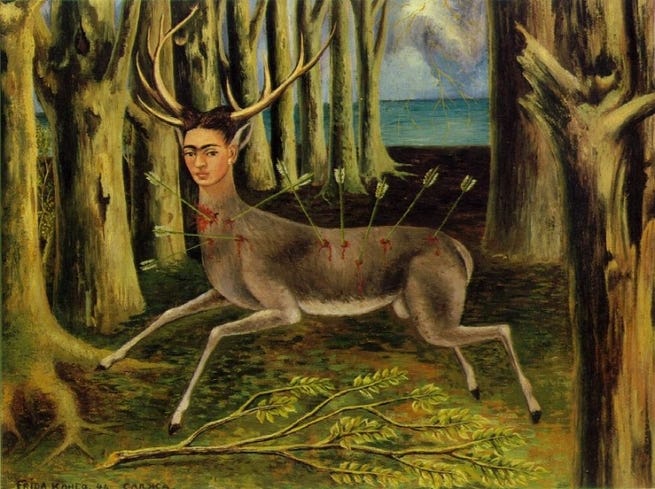 Em O veado ferido, Frida Kahlo retrata-se como um híbrido animal e humano. Ela tem o corpo de um veado, juntamente com chifres estendendo-se a partir de sua própria cabeça. O cervo está em pé, suas pernas estendidas em ação. Sua perna direita frontal está elevada do chão, como se estivesse ferido ou em movimento. No corpo dele, há nove flechas, criando feridas a partir das quais sangue flui. O veado está em uma floresta; nove árvores estão à sua direita, e um ramo quebrado fica em primeiro plano. Um dos ramos da árvore à direita do primeiro plano está interrompido. O ramo quebrado é proeminente, já que a artista lhe coloca mais detalhes. Kahlo olha estoicamente o espectador, mostrando poucos sinais de dor. Seu pescoço e cabeça estão em riste, alertas. Um conjunto de orelhas de veado surge atrás de Kahlo. Apesar de o céu ser luminoso, um relâmpago atinge a partir de uma nuvem branca. A palavra "carma" aparece escrita no canto inferior esquerdo da pintura, após a assinatura da artista e o ano de criação. Os principais tons são verde, marrom e cinza, bem como pequenas medidas de azul e vermelho. 
