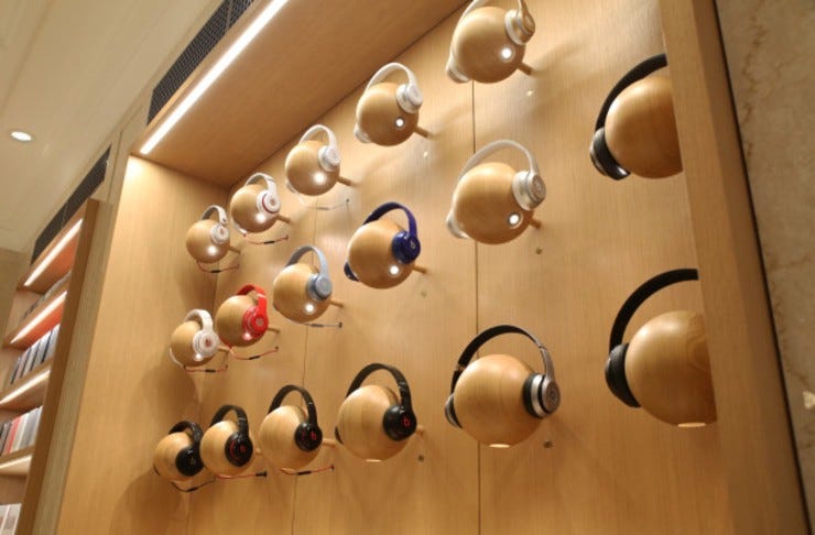 Apple store ues beats headphones wide