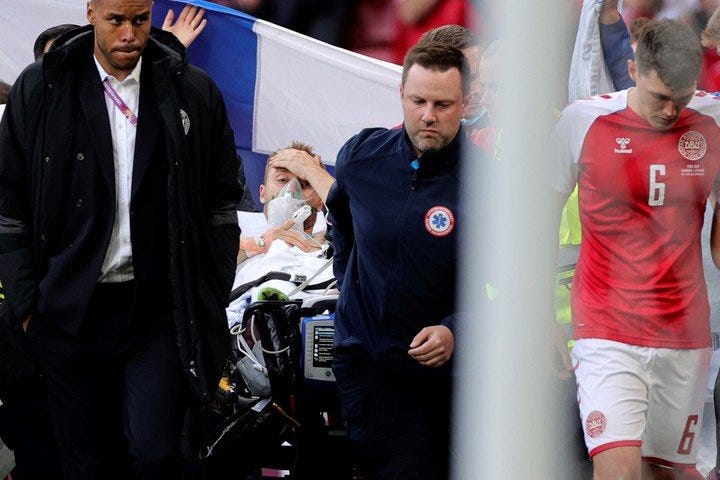 Susto en la Eurocopa: Eriksen sufrió un paro y lo reanimaron