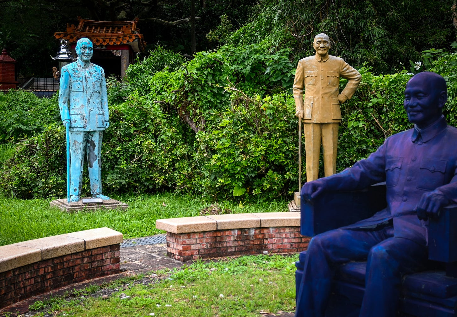 Hundreds of statues of Chiang Kai-shek, arranged in rings in which the general’s images stare at each other, fill Cihu park Hundreds of statues of Chiang Kai-shek, arranged in rings in which the general’s images stare at each other, fill Cihu park