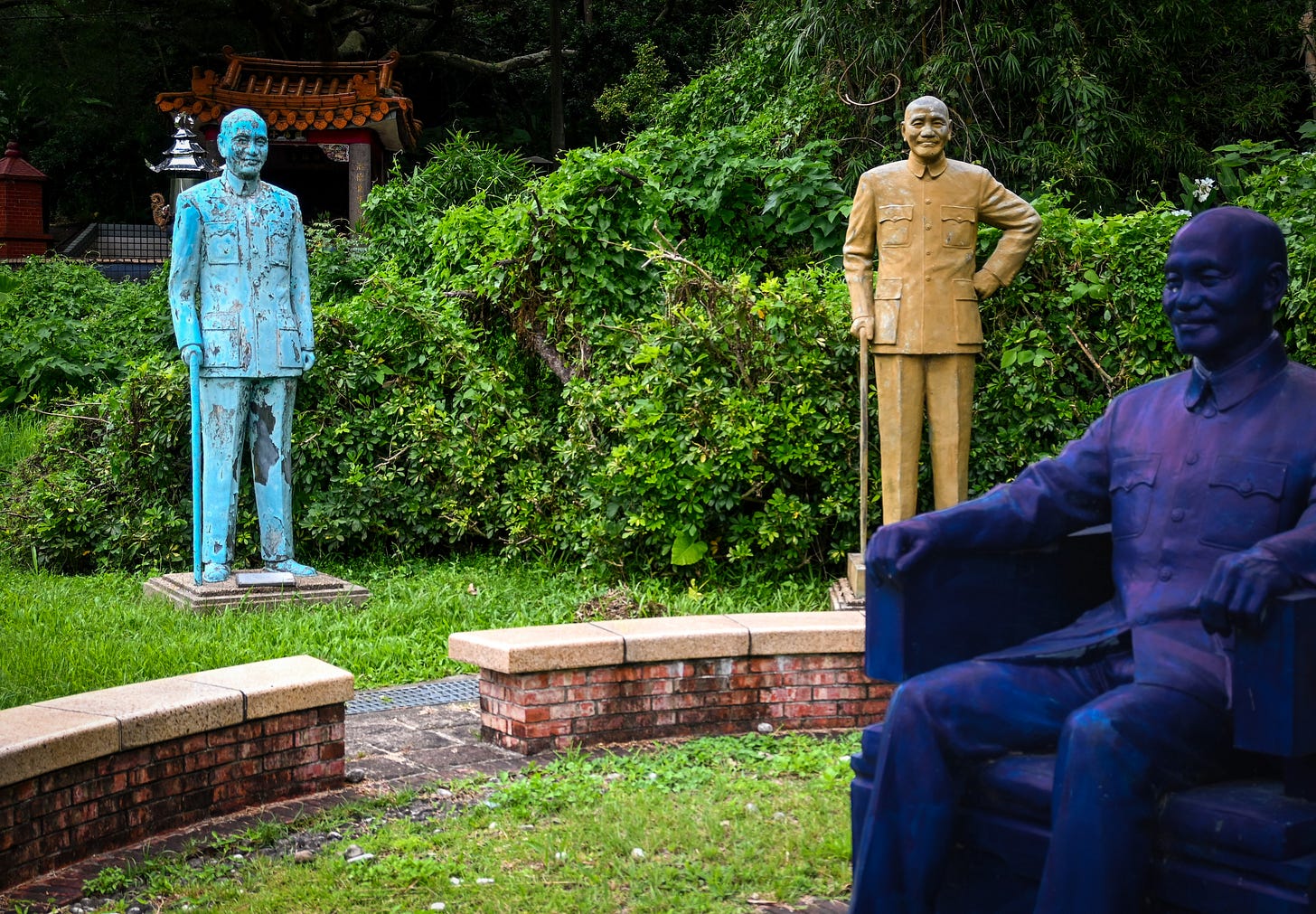 Hundreds of statues of Chiang Kai-shek, arranged in rings in which the general’s images stare at each other, fill Cihu park