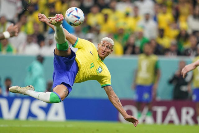 Richarlison zoa torcedor que duvidou de gol de voleio na Copa