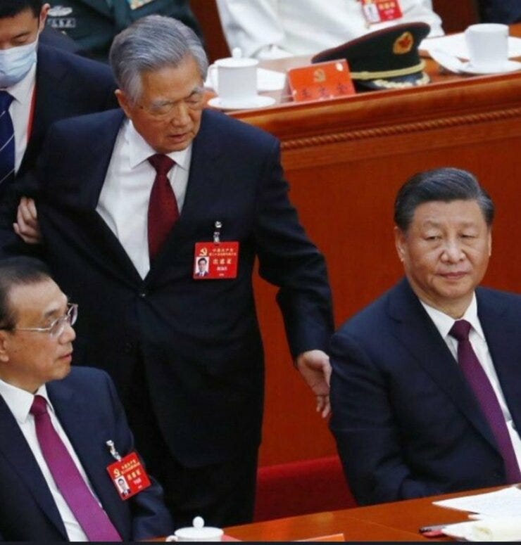 La foto del fin de semana. El ex presidente chino Hu Jintao es invitado retirarse del Congreso del PC 