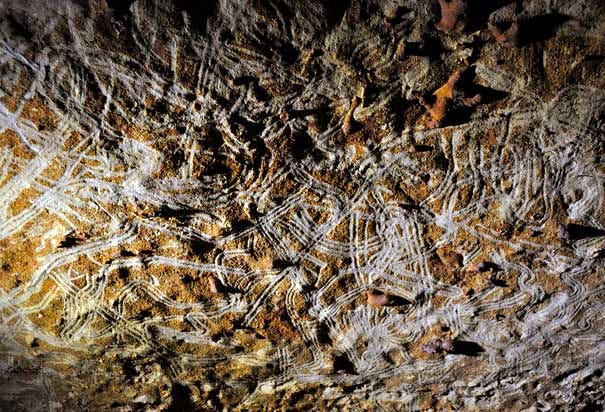 Imagen de las marcas hechas con dedos en el techo de la cueva