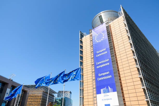 vue à faible angle de la grande banderole sur la façade de l’aile sud du bâtiment berlaymont, siège de la commission européenne à bruxelles, belgique. - commission européenne photos et images de collection