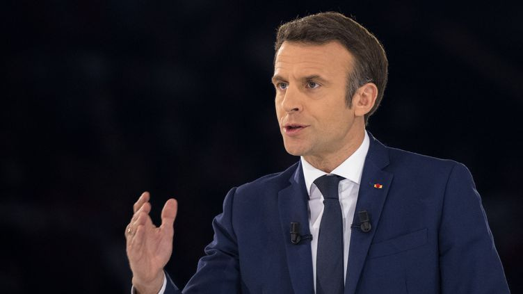 Emmanuel Macron lors d'un meeting pour la campagne présidentielle, le 2 avril 2022, à Paris. (SANDRINE MARTY / HANS LUCAS / AFP)