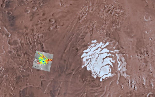 Зліва - зона сканування радаром MARSIS; синім виділено приховане "озеро"