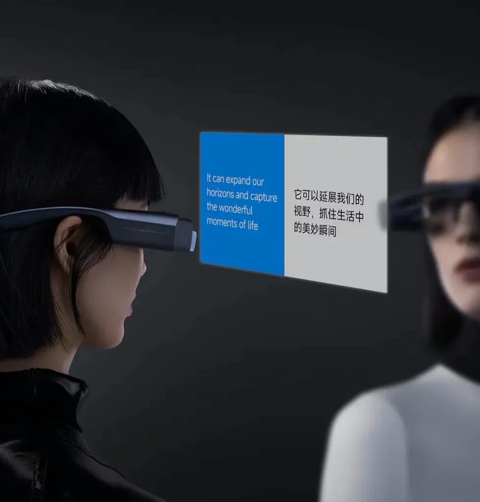 Gli occhiali di Xiaomi visti di lato e la proiezione di un ologramma che sta traducendo le parole di una persona in tempo reale.