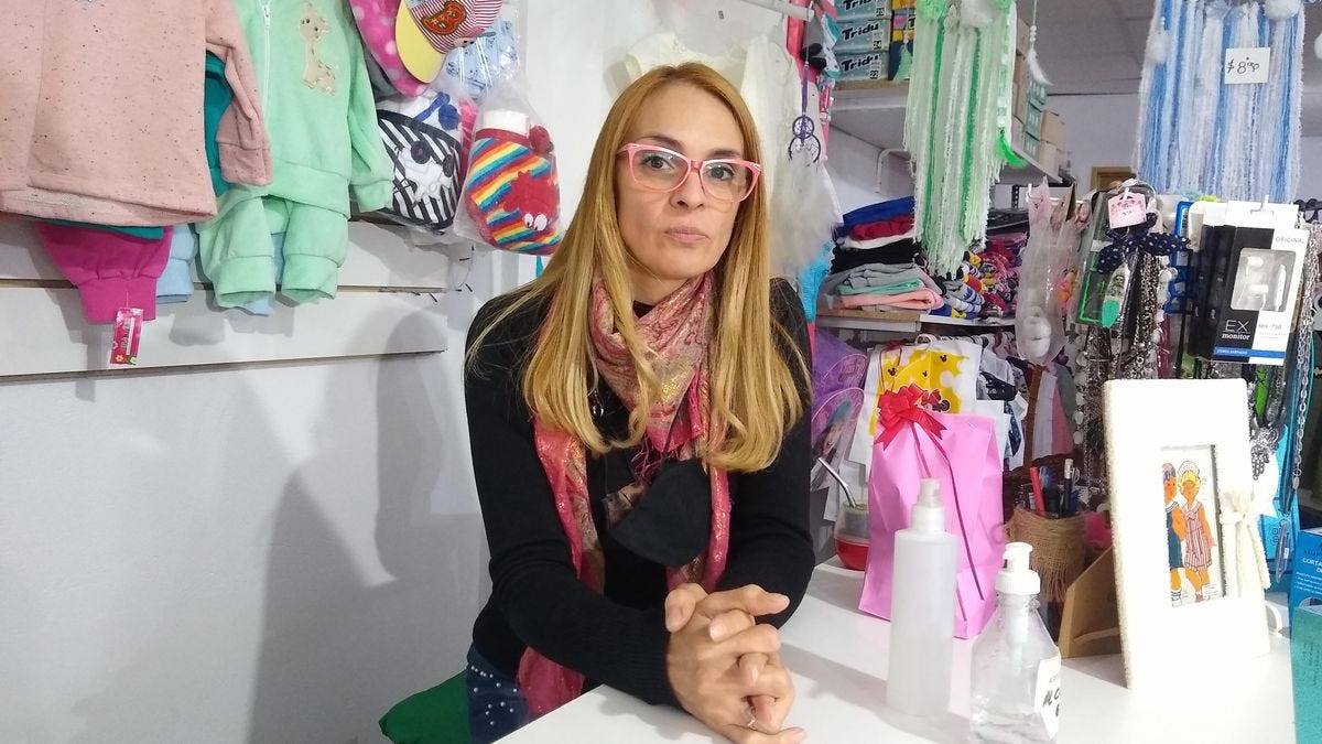 Cecilia, en el local de ropa y calzado en Ensenada donde pasa sus tardes.