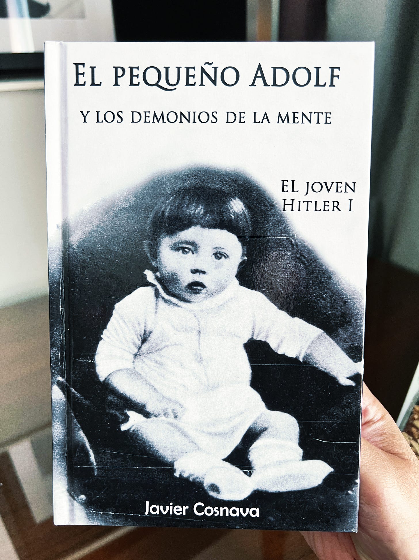 Review: El pequeño Adolf y los demonios de la mente, Javier Cosnava