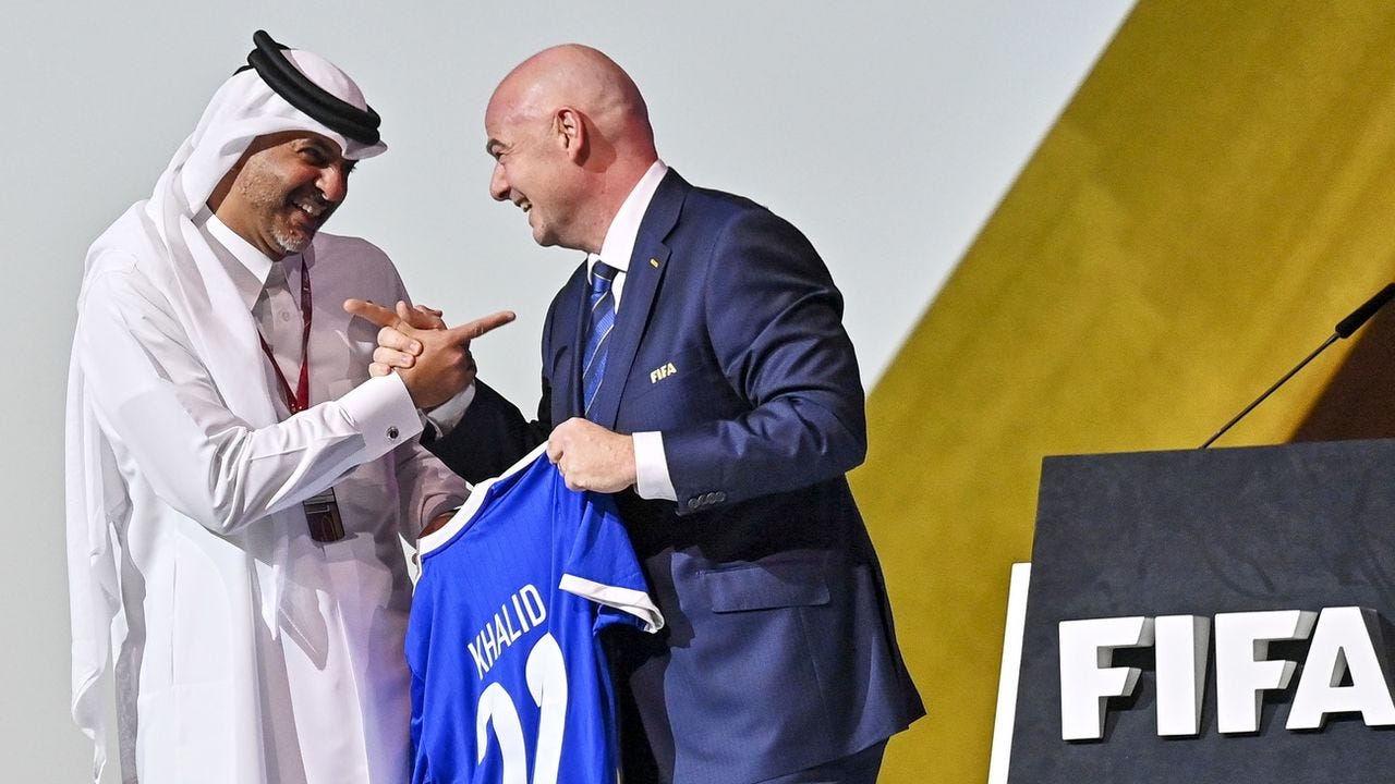 La relation ambiguë du président de la FIFA Gianni Infantino avec le Qatar  - rts.ch - Monde