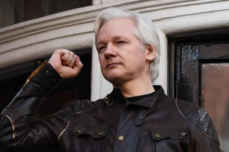 19 mai 2017, Julian Assange, fondateur de Wikileaks, lève le poing avant de s'adresser aux médias sur le balcon de l'ambassade de l'Équateur à Londres
