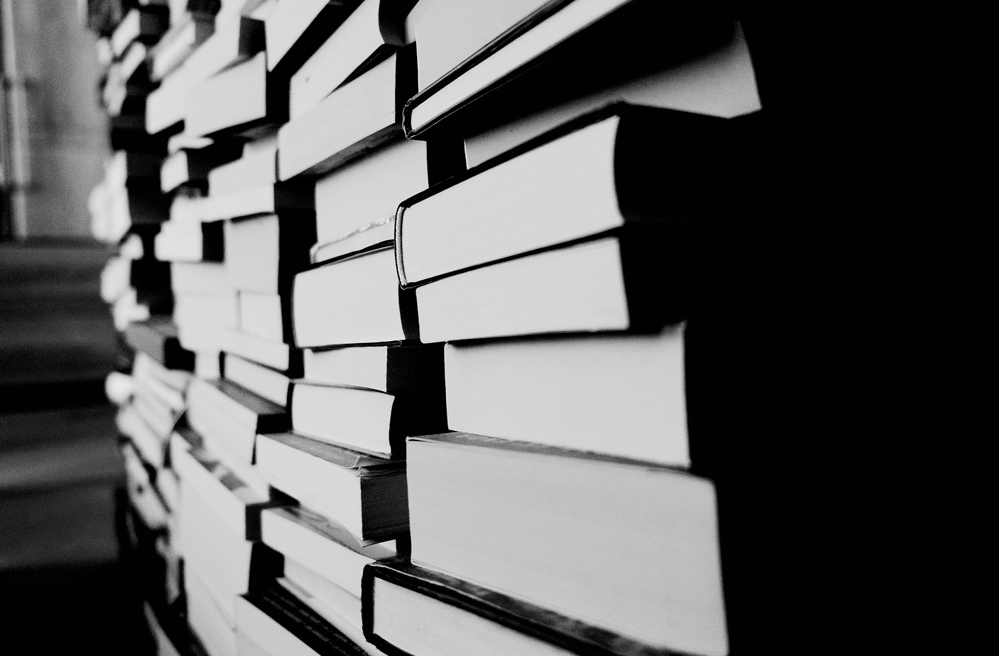 Bücherstapel in der Nachtbibliothek
