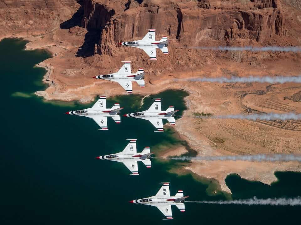 Check out these stunning photos of Air Force Thunderbirds soaring over  Arizona&#39;s iconic Lake Powell | Business Insider India