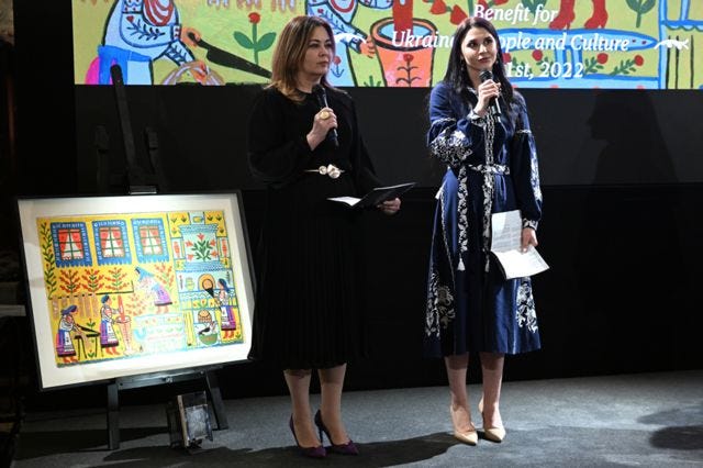 Картина Марии Примаченко ушла с молотка на аукционе в Венеции за 110 тыс. евро, рассказала Би-би-си внучка художницы Анастасия Примаченко (на фото справа)