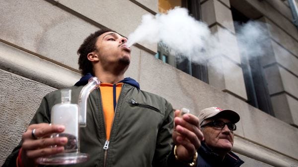 Канада адаптується до нових правил вживання марихуани (Фото: Reuters)