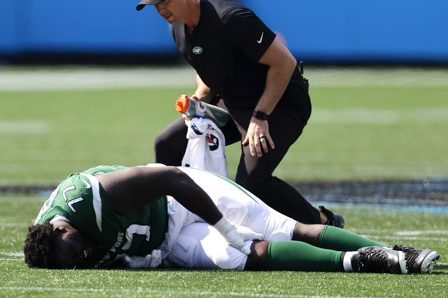 Jets' Mekhi Becton to miss long stretch with knee injury