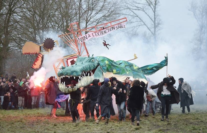 Notre-Dame-des-Landes: Avion brûlé, triton géant... La fête a battu son  plein sur la ZAD