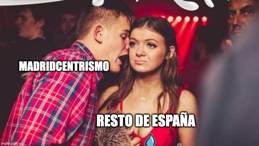 Meme de la chica aburrida en la discoteca (resto de España) mientras un tío le da la turra al oído (Madridcentrismo)