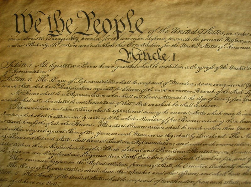 Primera página del manuscrito de la constitución de EEUU