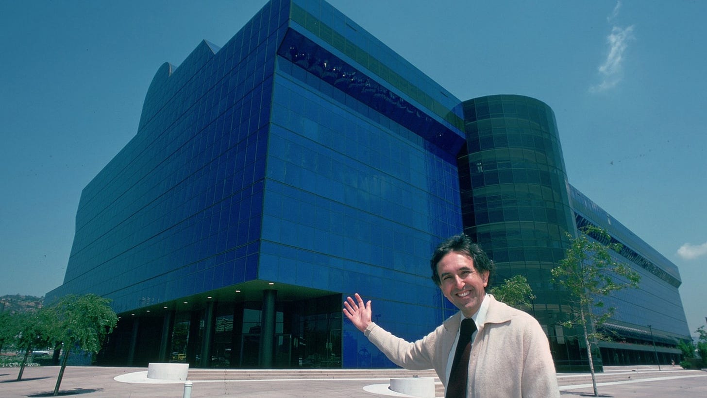 César Pelli with the newly-built Pacific Design Center’s blue building, nicknamed “The Blue Whale.”