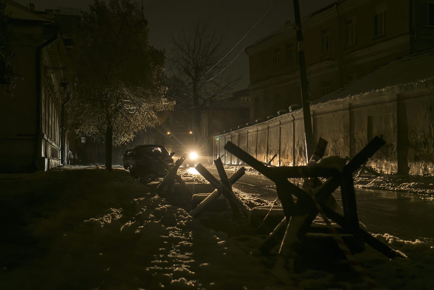 Photo: Street with anti-tank obstacle defense during a blackout after a Russian missile attack on Ukrainian power infrastructure in Kyiv, Ukraine, November, 2022. Credit: Photo by Maxym Marusenko/NurPhoto
