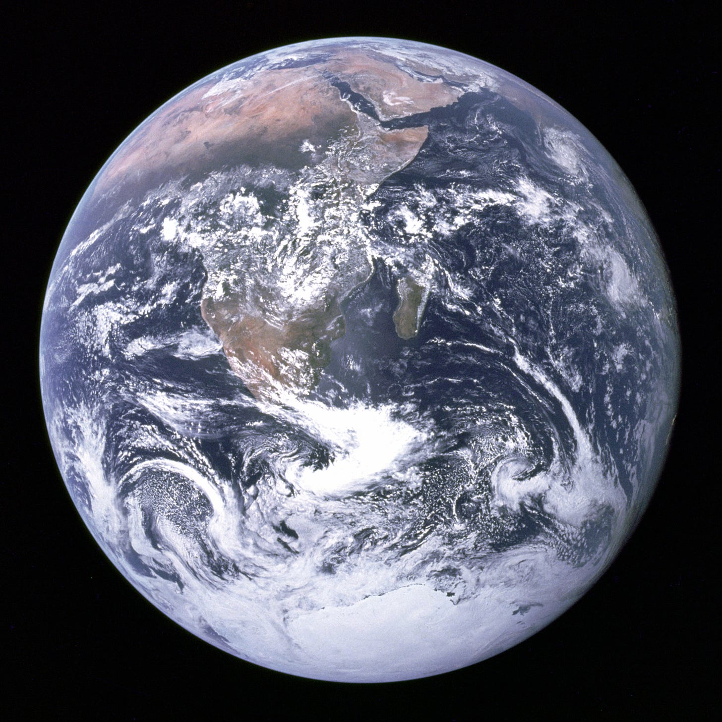 https://upload.wikimedia.org/wikipedia/commons/9/97/The_Earth_seen_from_Apollo_17.jpg