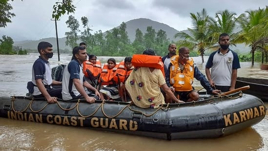 Heavy rain floods Karnataka; red alert in 7 districts, ICG swings into  action | Latest News India - Hindustan Times