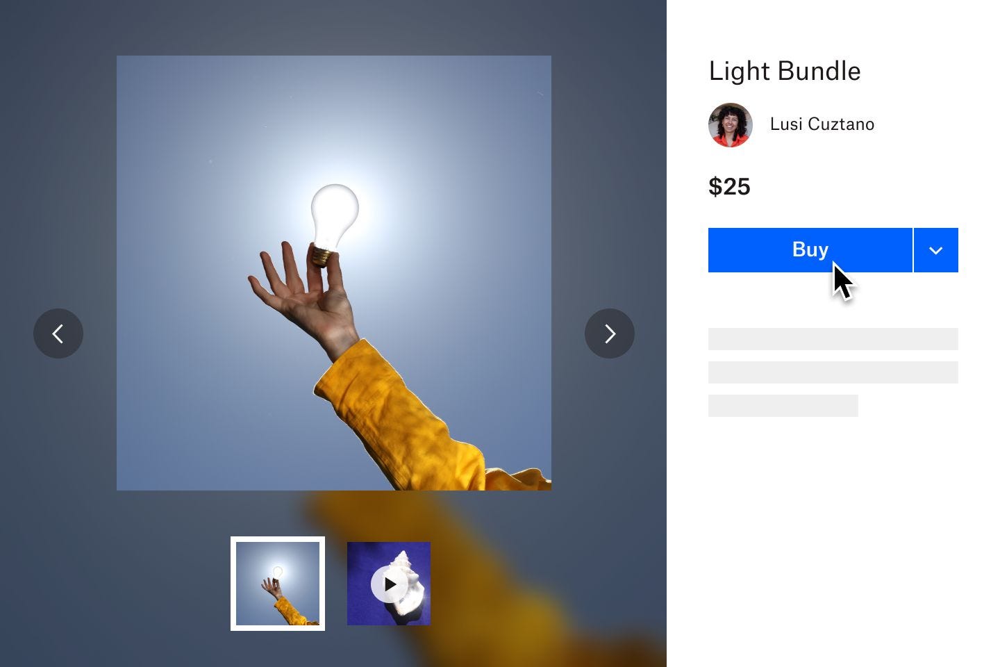 Um cliente clica em “comprar” ao lado de uma foto de US$ 25 de uma pessoa segurando uma lâmpada incandescente 