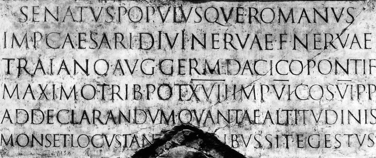 As inscrições da Coluna de Trajano, em Roma, apresentam pequenos pontos separando cada palavra.