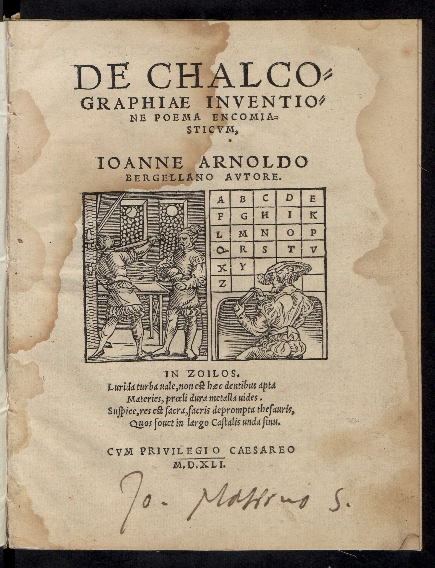 Capa de De chalcographiae inventione poema encomiasticum, livro de Johannes Arnold, impresso em Mainz, 1541. Nota-se a ausência das letras J, U e W na gravura da caixa de tipos.