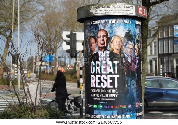 Purmerend, Pays-Bas - février 2022: Une affiche du directeur du Forum Economique Mondial, Klaus Schwab, est accrochée à différents endroits aux Pays-Bas. La Grande Réinitialisation.