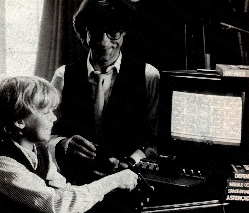 Foto promozionale di Atari: un padre e un figlio giocano a Pac-Man sull'Atari VCS, tratta dal settimanale "Epoca"