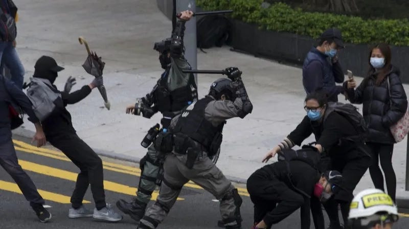 香港警方与反送中人士发生冲突，傍边还有普通公民 / 网络图片
