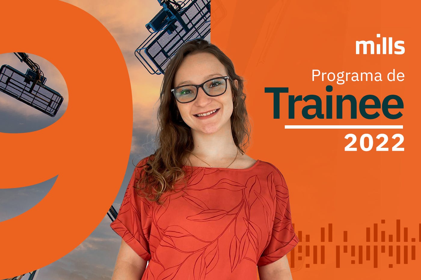 Mills. Programa de Trainee 2022. Foto de garota de óculos e cabelos longos sorrindo, com fundo laranja e gruas ao fundo.