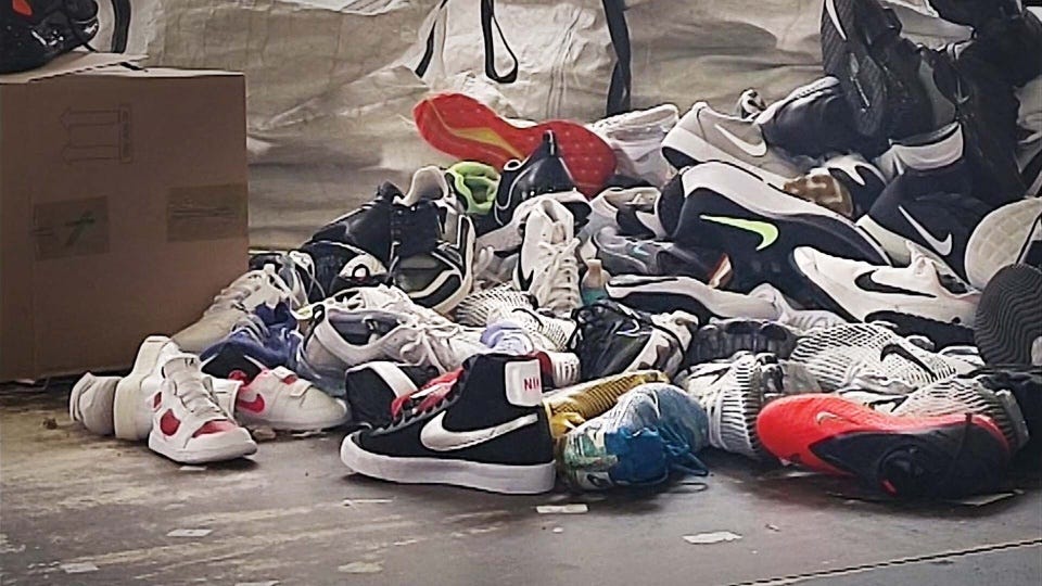Panorama: Sneakerjagd: Nike vernichtet Neuware | ARD Mediathek