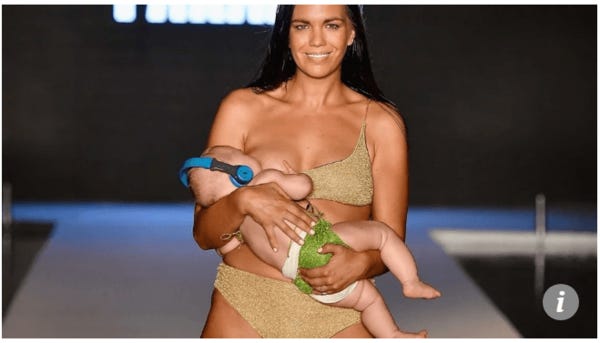 Модель Мара Мартін годує дитину під час виходу на подіум (Sports Illustrated)
